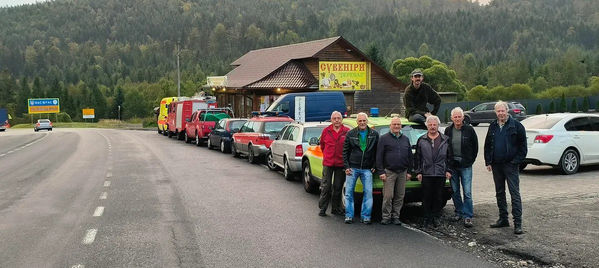 Kurze Rast der Fahrergruppe, im Hintergrund die Kolonne der Fahrzeuge für den Transport in die Ukraine. Bilder von Andreas Bärtschi von seinen Missionen in die Ukraine